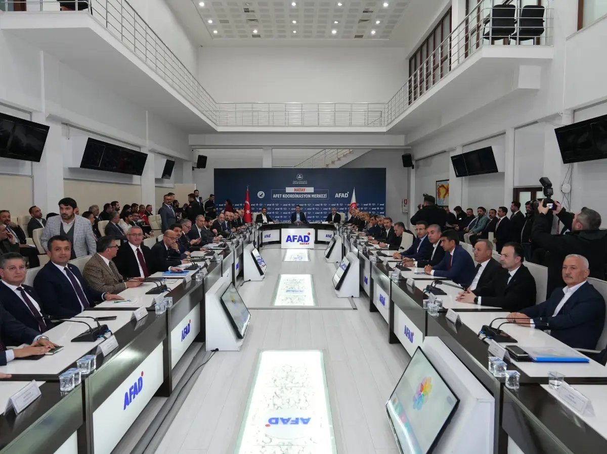 CHP'li Topal: 2 dakikada yok olan yüz yıllık kenti 2 yılda inşa etmek çok zordu, takdir ediyorum