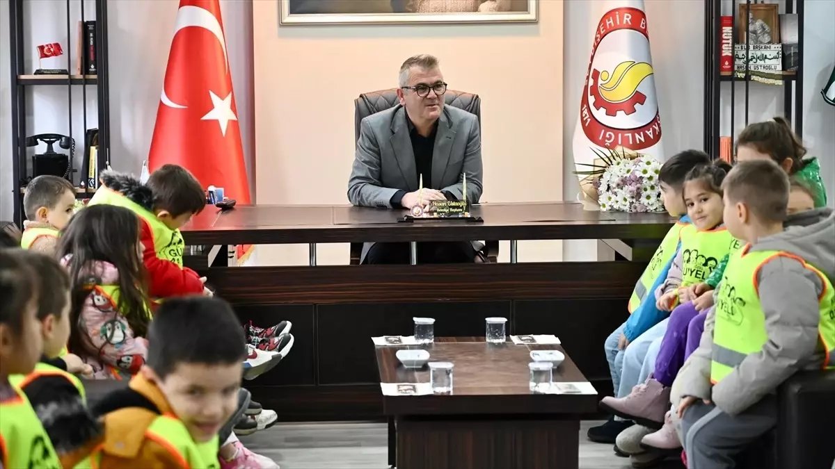 Seydişehir Belediye Başkanı Ustaoğlu, minik misafirlerini ağırladı