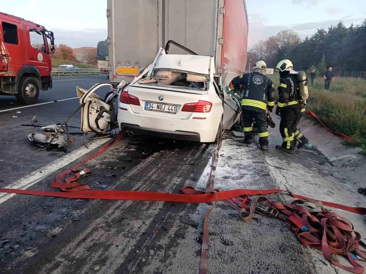 Otomobiliyle tırın altına giren 18 yaşındaki sürücü hayatını kaybetti