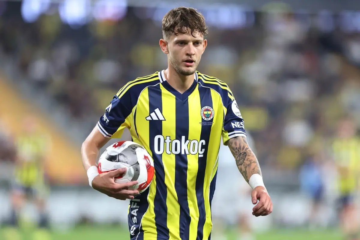 Tüm takım taraftarların yanına giderken Szymanski'den olay yaratacak hareket