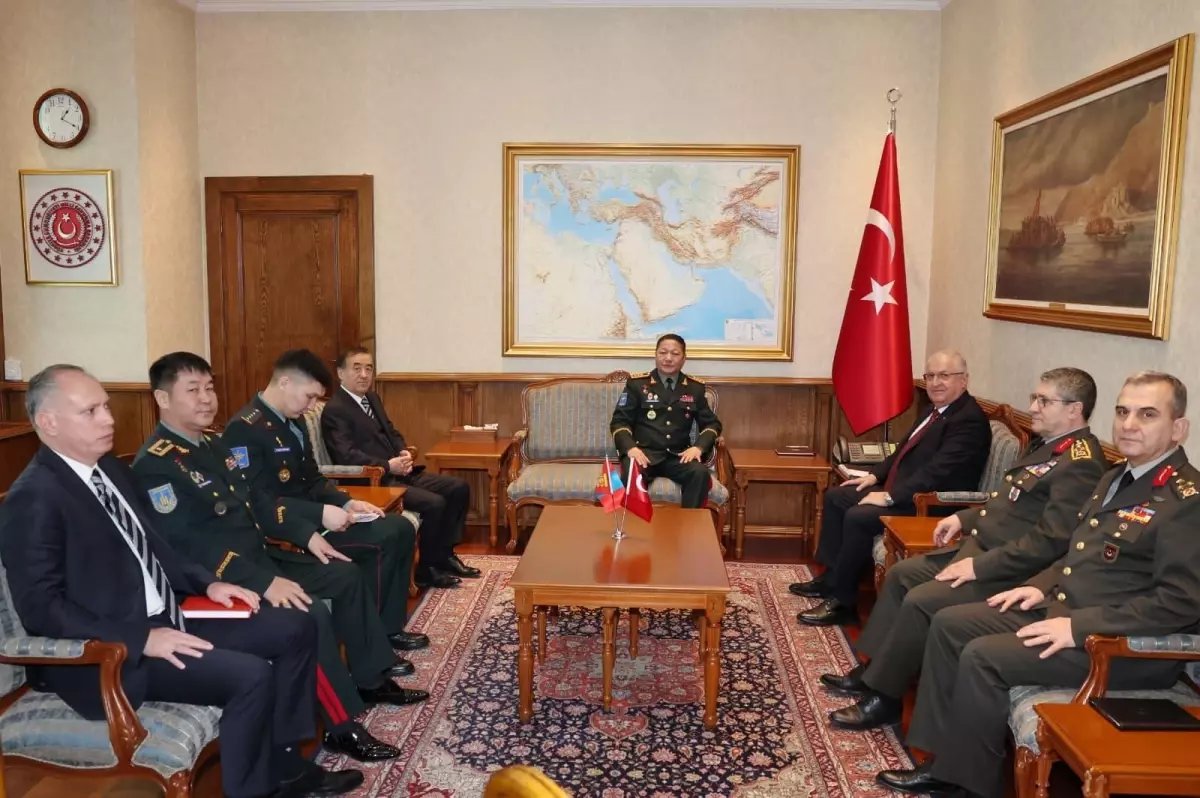 Milli Savunma Bakanı Yaşar Güler, Moğolistan Genelkurmay Başkanı Korgeneral Ganbyamba Sunrev'i Kabul Etti