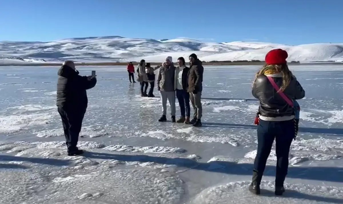 Kars'ta Çıldır Gölü'nün Yüzeyi Donmaya Başladı