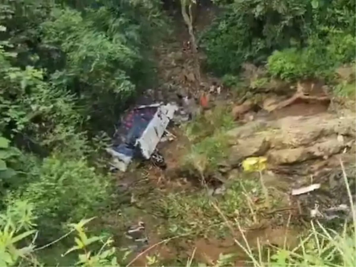 Kolombiya'da Öğrenci Taşıyan Otobüs Uçuruma Yuvarlandı: 17 Ölü, 20 Yaralı