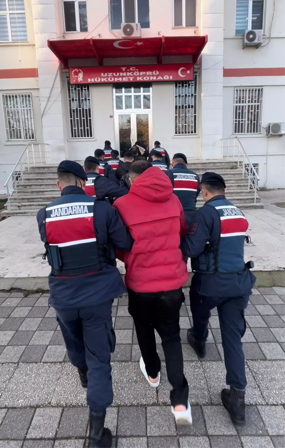 Yurt dışına kaçmak isterken yakalanan 5 Türk tutuklandı