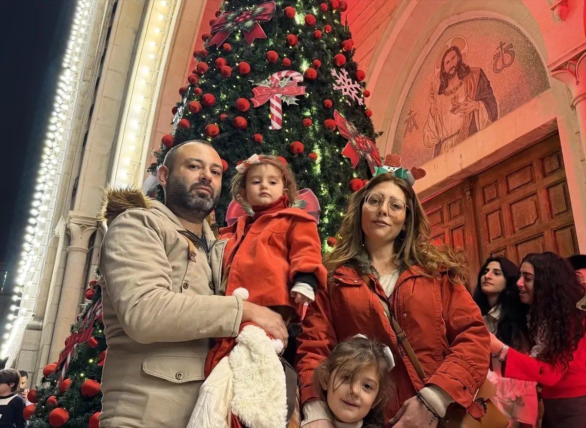 Suriye'nin Lazkiye ilinde Hristiyan vatandaşlar Noel için ağaçları ışıklandırdı
