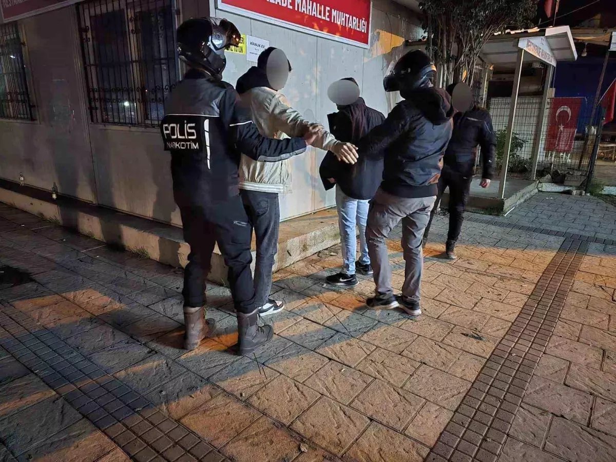 Parklarda, sokaklarda uyuşturucu içen 12 kişi suçüstü yakalandı