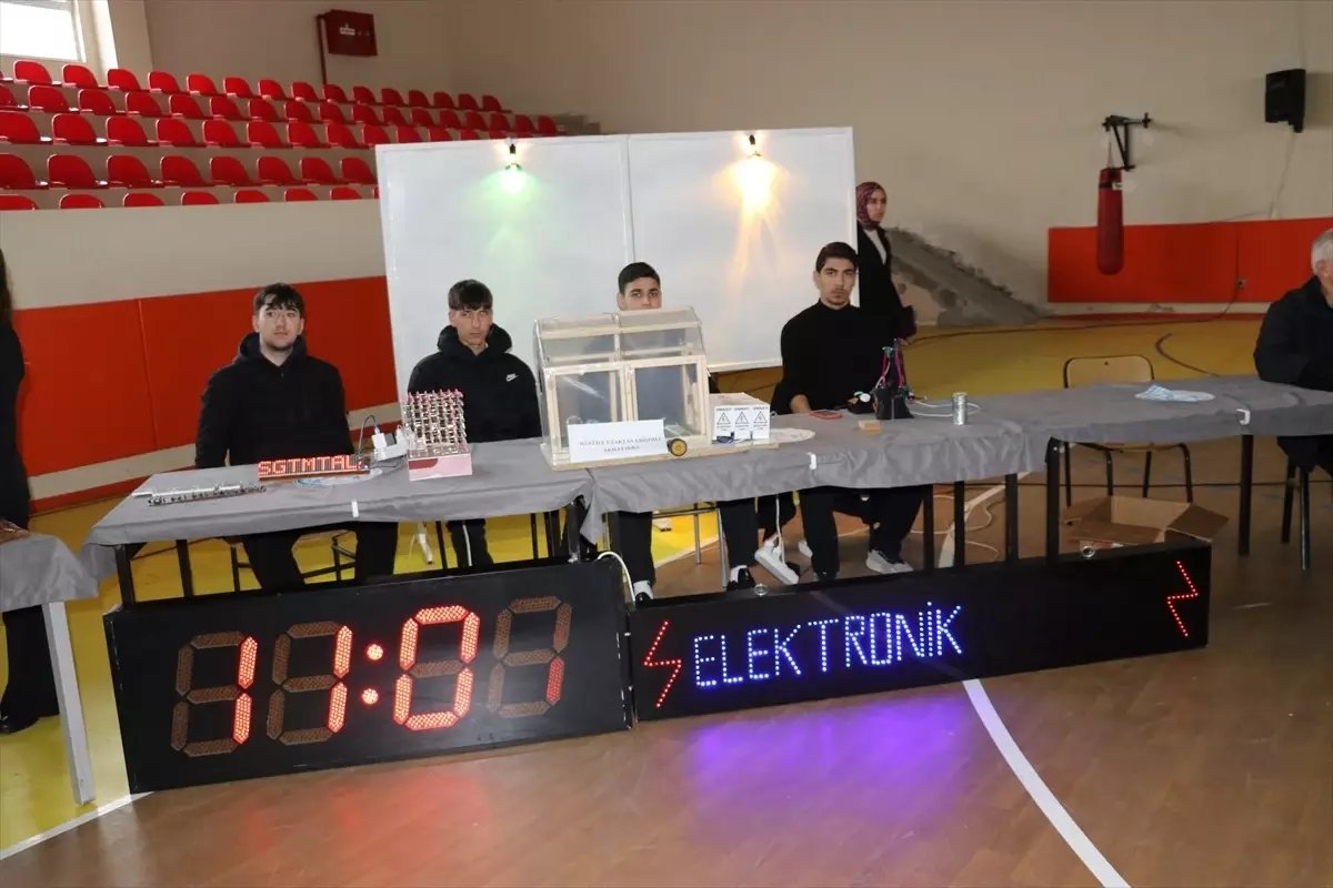 Amasya'da meslek lisesi öğrencileri kendi imkanlarıyla ürettikleri teknolojik ürünleri sergiledi