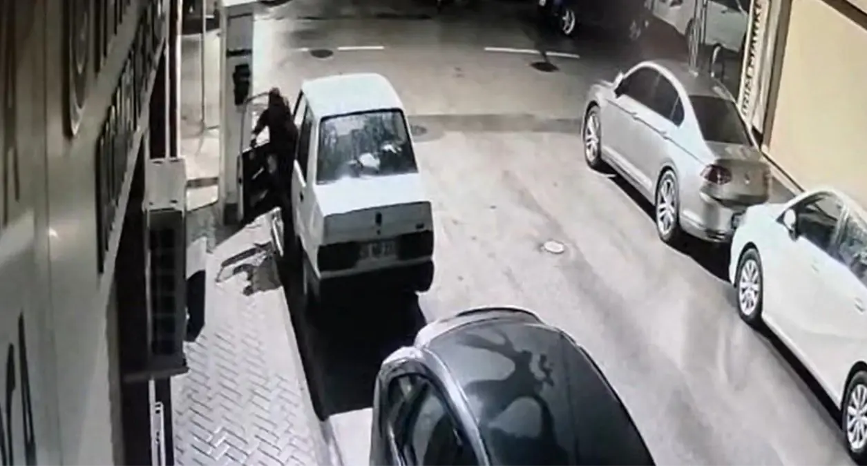 Park halindeki araçtan oto teyp çalan şüpheli yakalandı