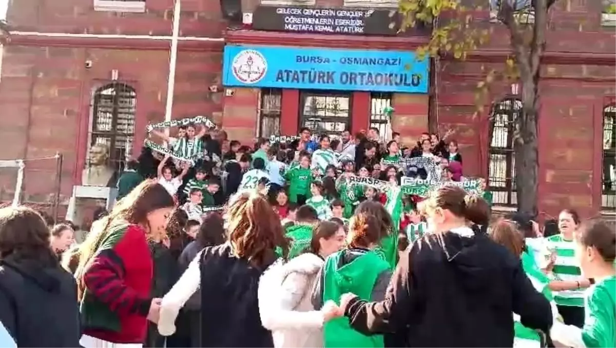 Bursa'da öğrenciler Bursaspor kıyafetleriyle okula geldi