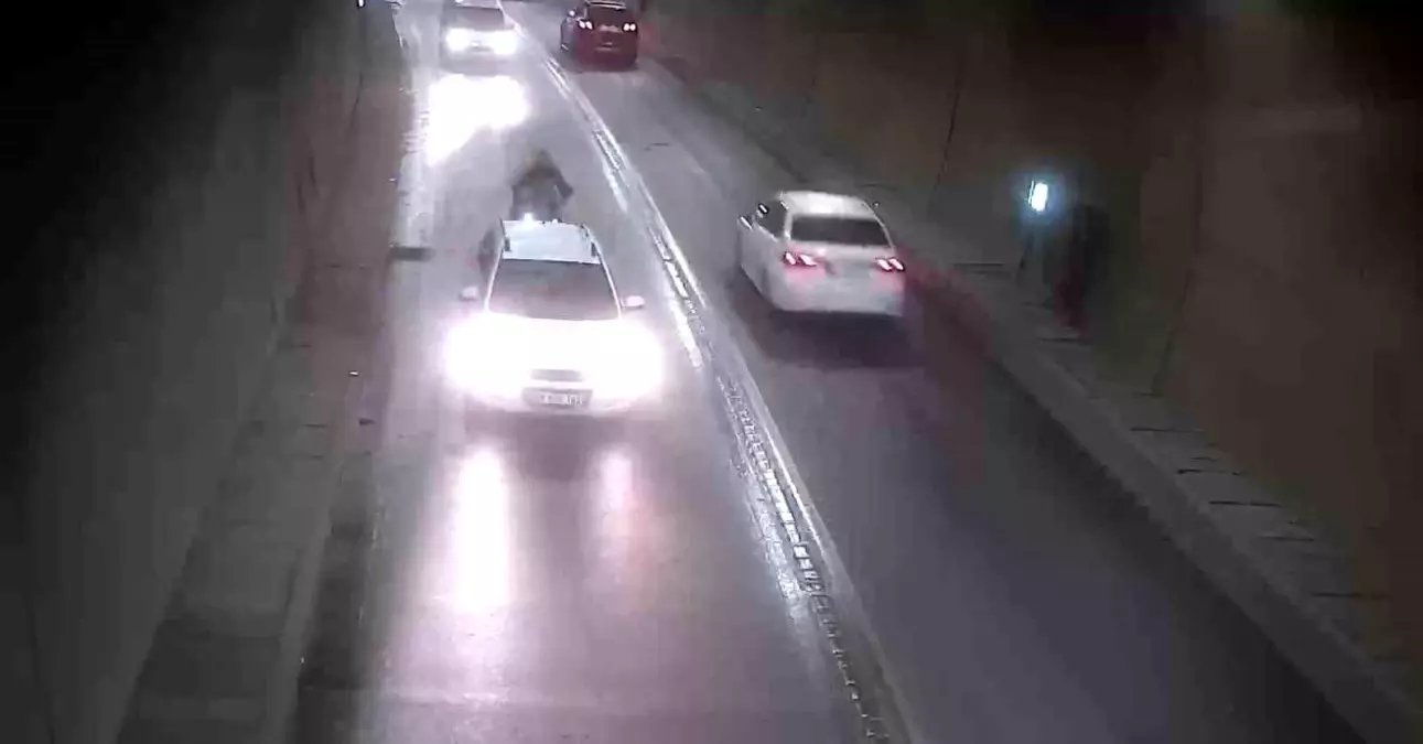 Tünelde bir anda duran otomobile motosiklet çarptı: Kaza anı kamerada