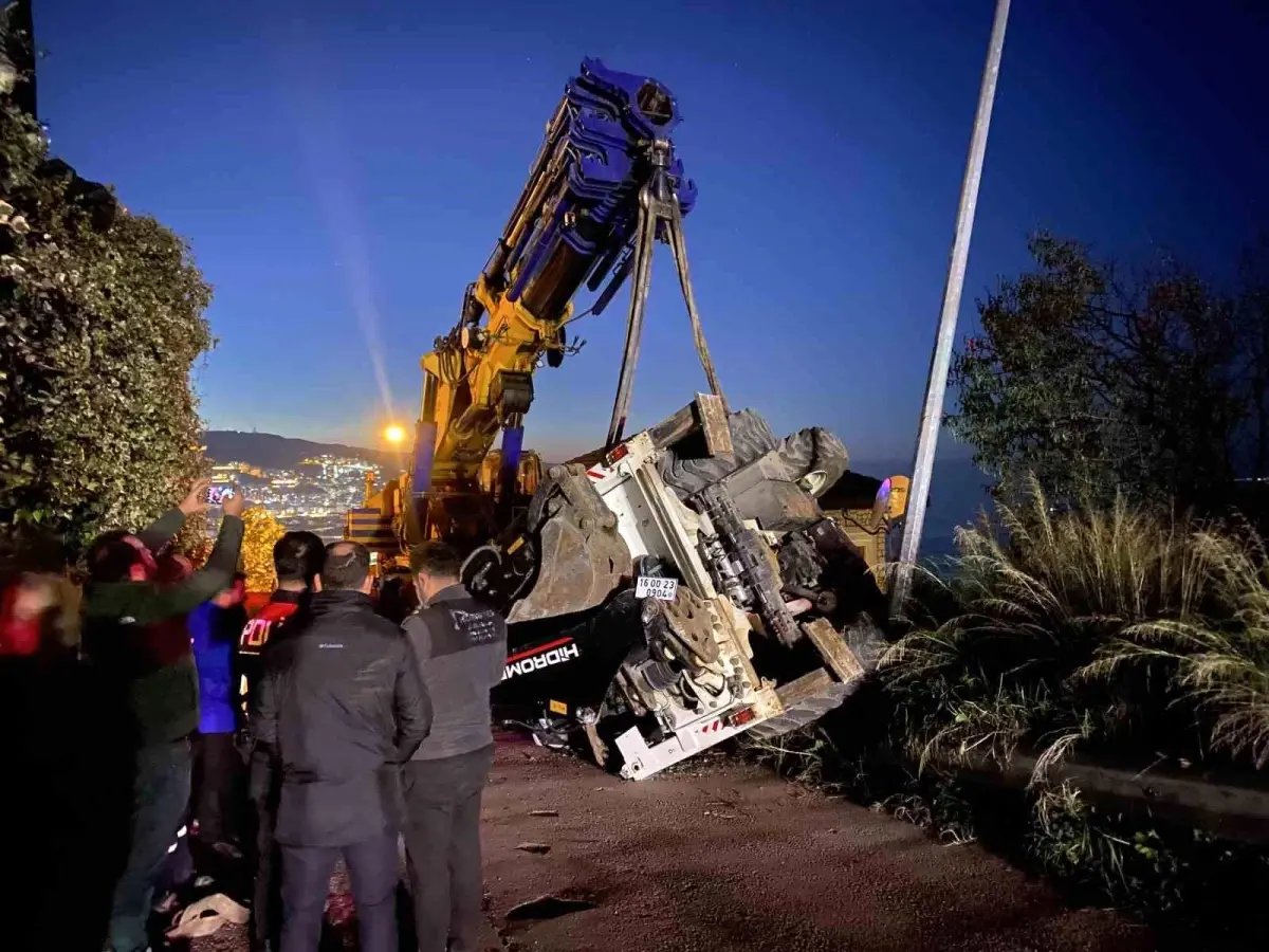 Bursa'da vinçten düşen iş makinesi paniğe neden oldu