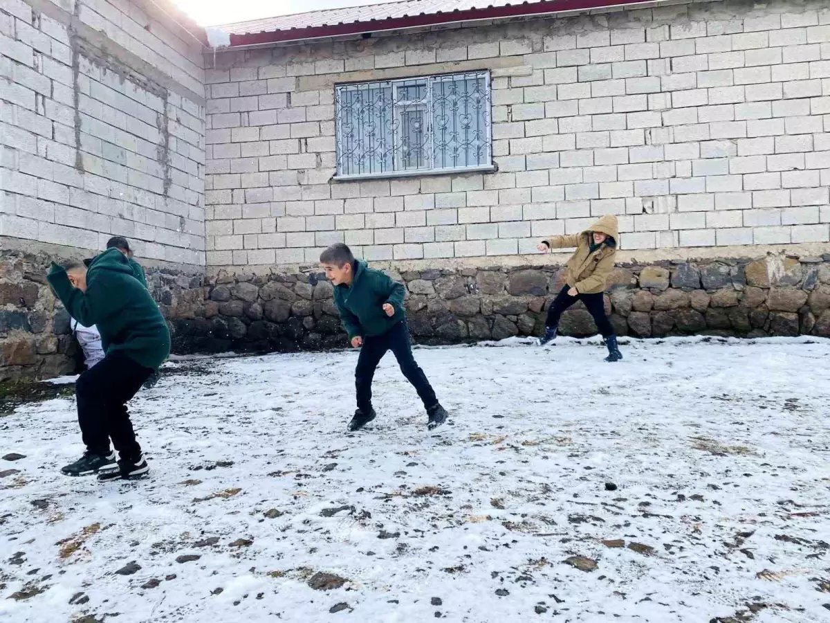 Ağrı'da çocuklar karın tadını çıkardı