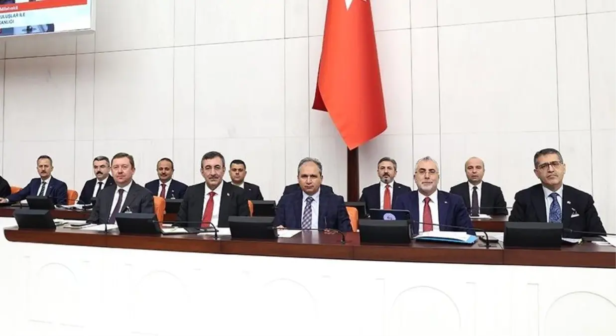 Bakan Işıkhan: "Asgari ücret miktarının çalışanlarımızın gelirlerini enflasyona ezdirmeyecek şekilde belirlenmesi için çalışmalarımızı sürdüreceğiz"