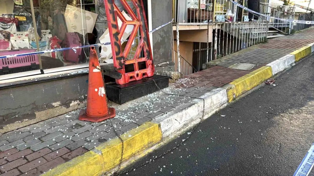 Sarıyer'de üst katı kayıp gecekonduya yaslanan bina havadan görüntülendi