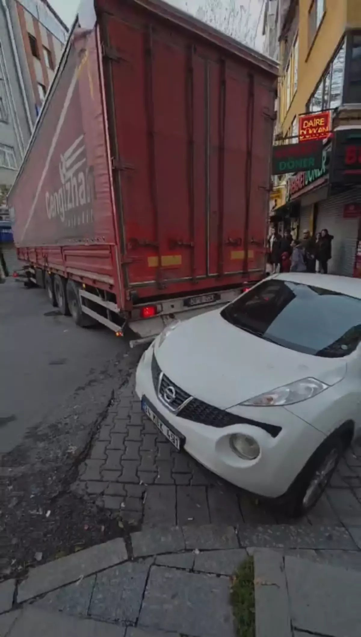 Kağıthane'de manevra yapan TIR 3 otomobile çarpıp caddeyi birbirine kattı: Araçların içinden geçti delirmiş