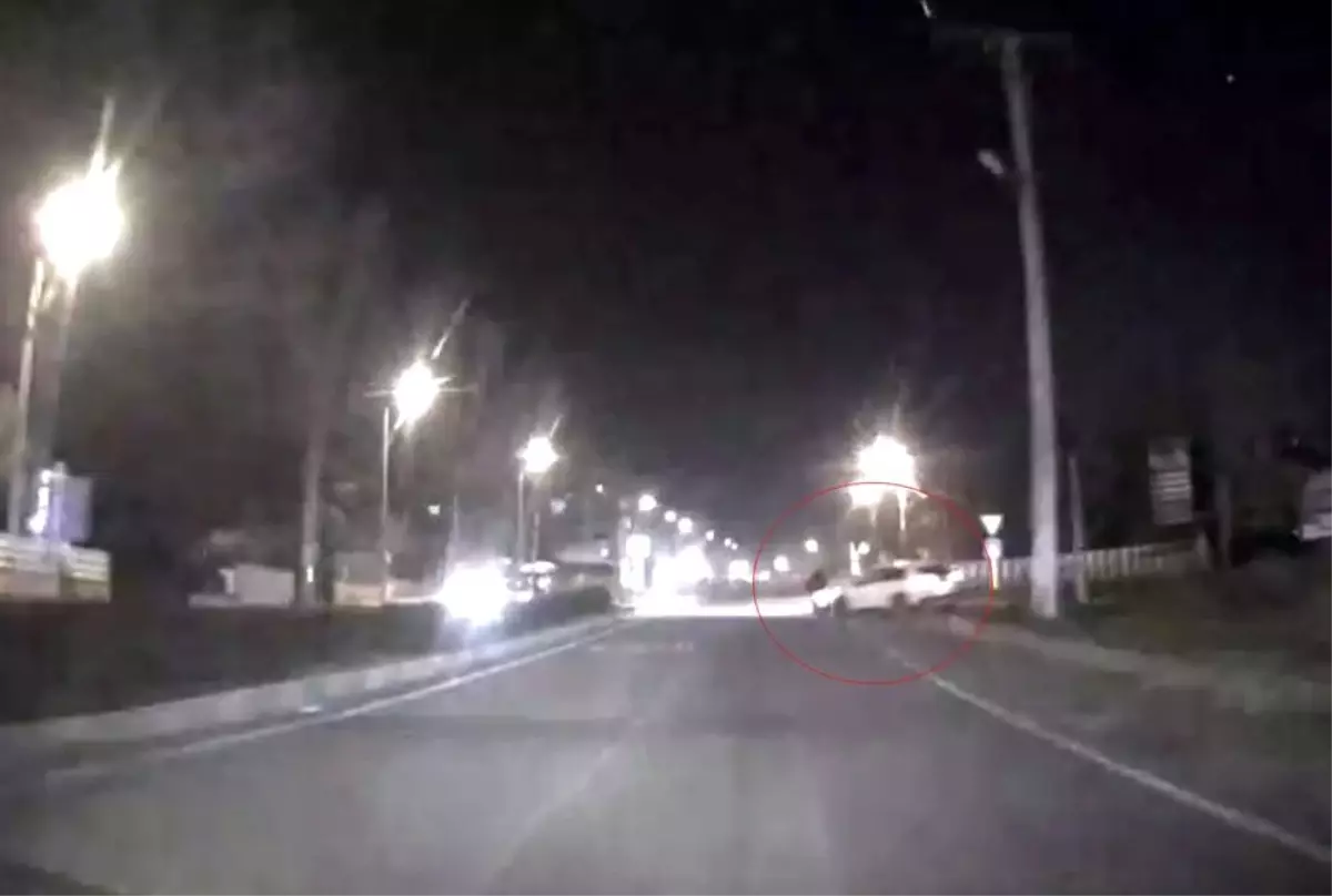 Çarptığı motosiklet devrildi, sonra kaçtı: O anlar araç kamerasında