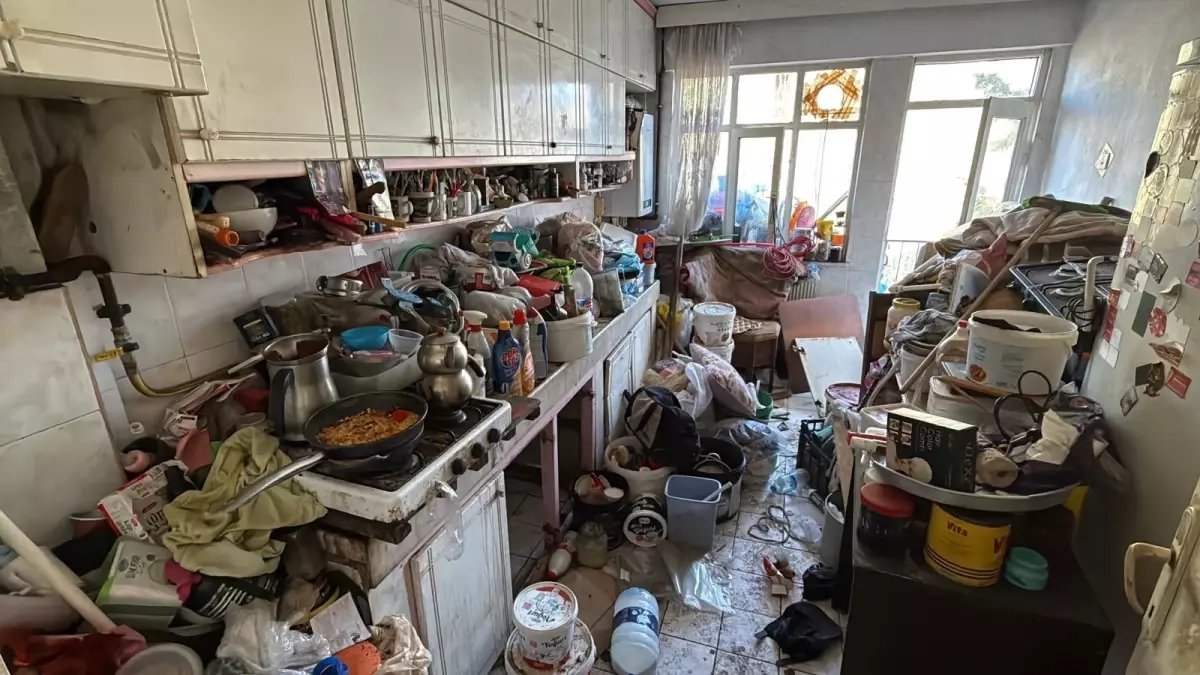 Karabük'te evden 10 kamyon çöp ve eşya çıktı