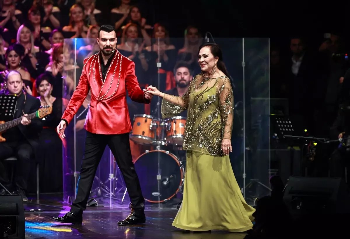 Sinemanın usta ismi Türkan Şoray "İyilik Korosu" ile sahneye çıktı