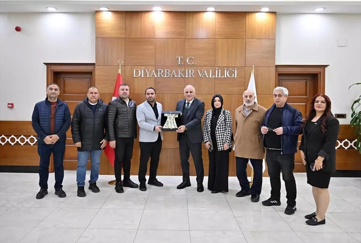 TÜRSAB Mezopotamya Bölge Temsil Kurulu Başkanı Baturay, Vali Zorluoğlu'nu ziyaret etti