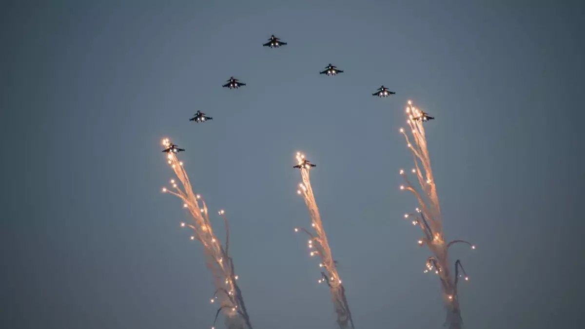 İskandinav ülkelerinin hava kuvvetlerinden 'Noel Ağacı' koreografisi