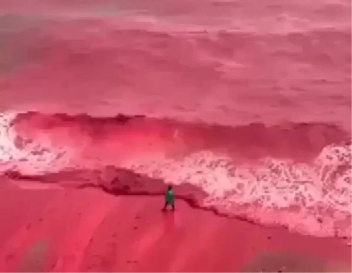 İran'daki Hürmüz Adası kırmızıya büründü