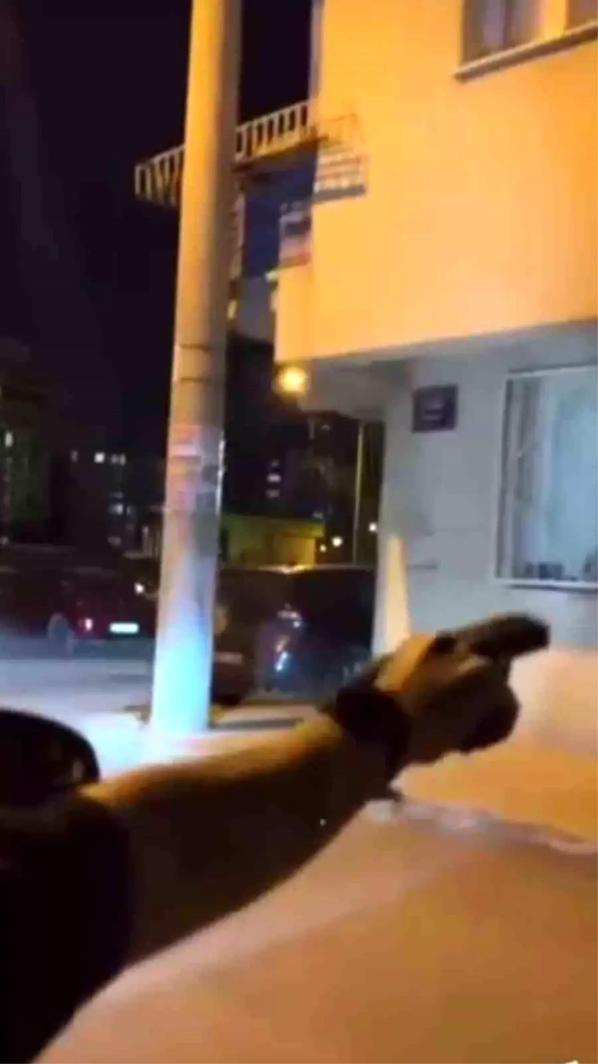 Elinde tabanca ile sokakta ateş edip tehditler savurdu