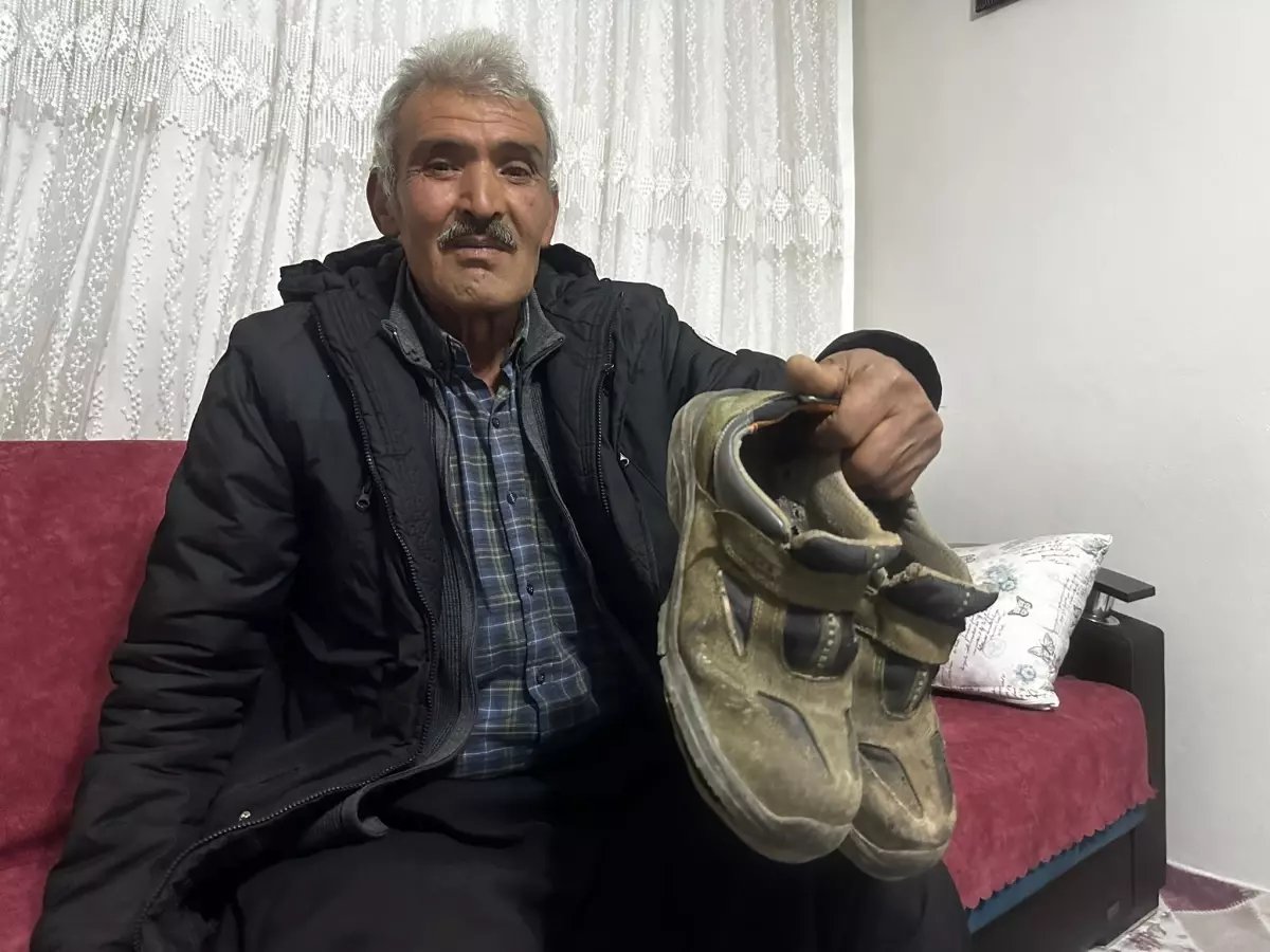 Çamurlu ayakkabısını çıkarıp, çorapla markette alışveriş yaptı