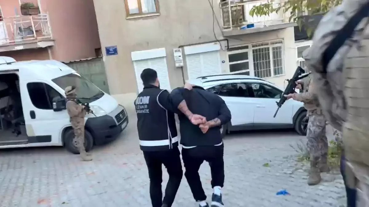 Çeşme'de özel harekat destekli operasyon: 6 ayrı suçtan aranan firari yakalandı