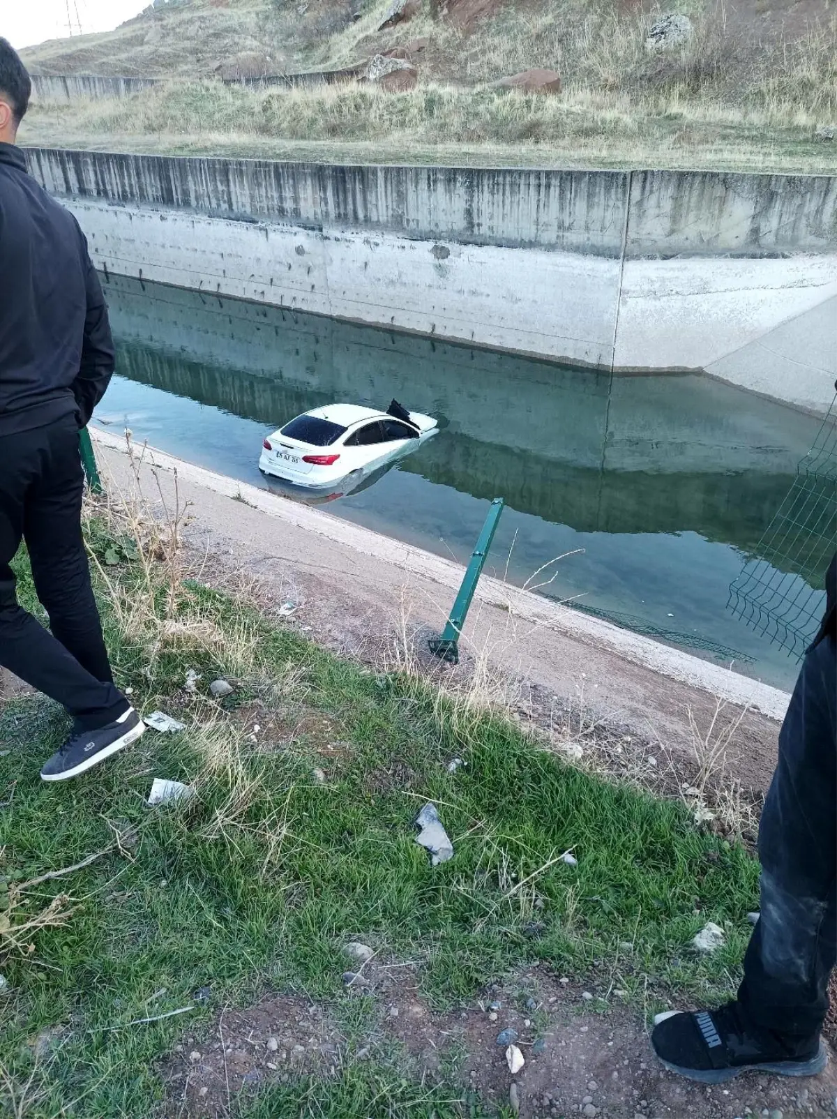 Diyarbakır'da otomobil su kanalına uçtu