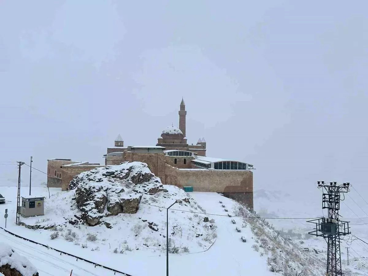 Tarihi İshak Paşa Sarayı beyaza büründü