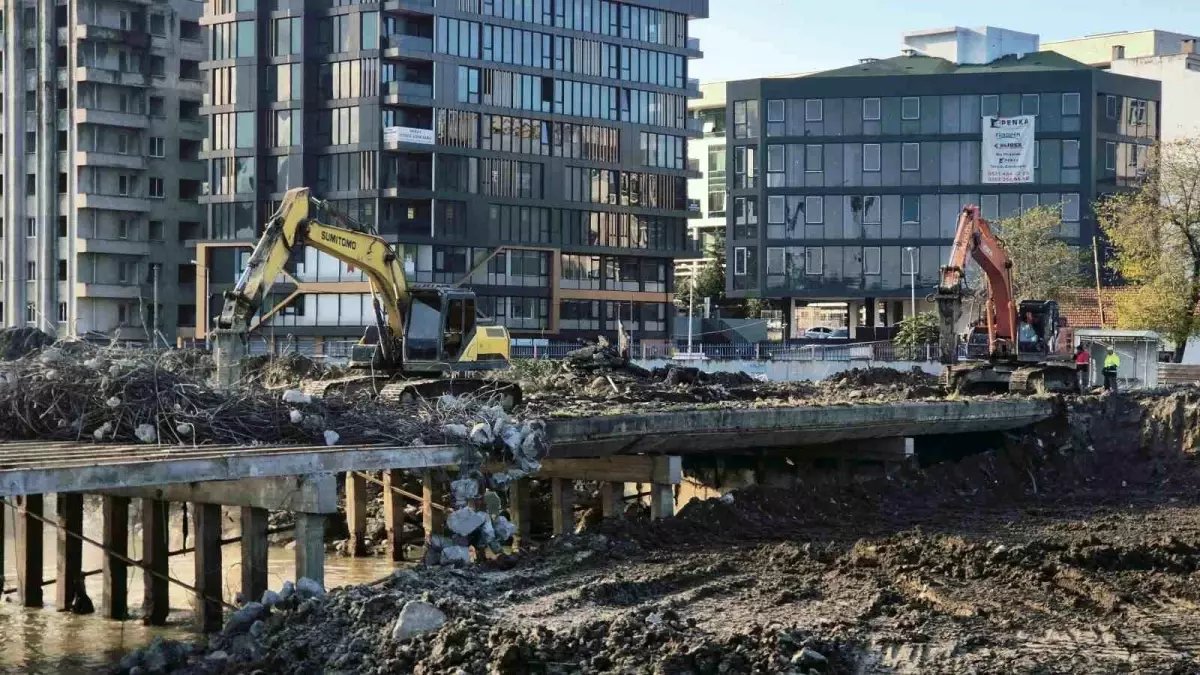 Korozyona uğrayan köprü yıkılıyor