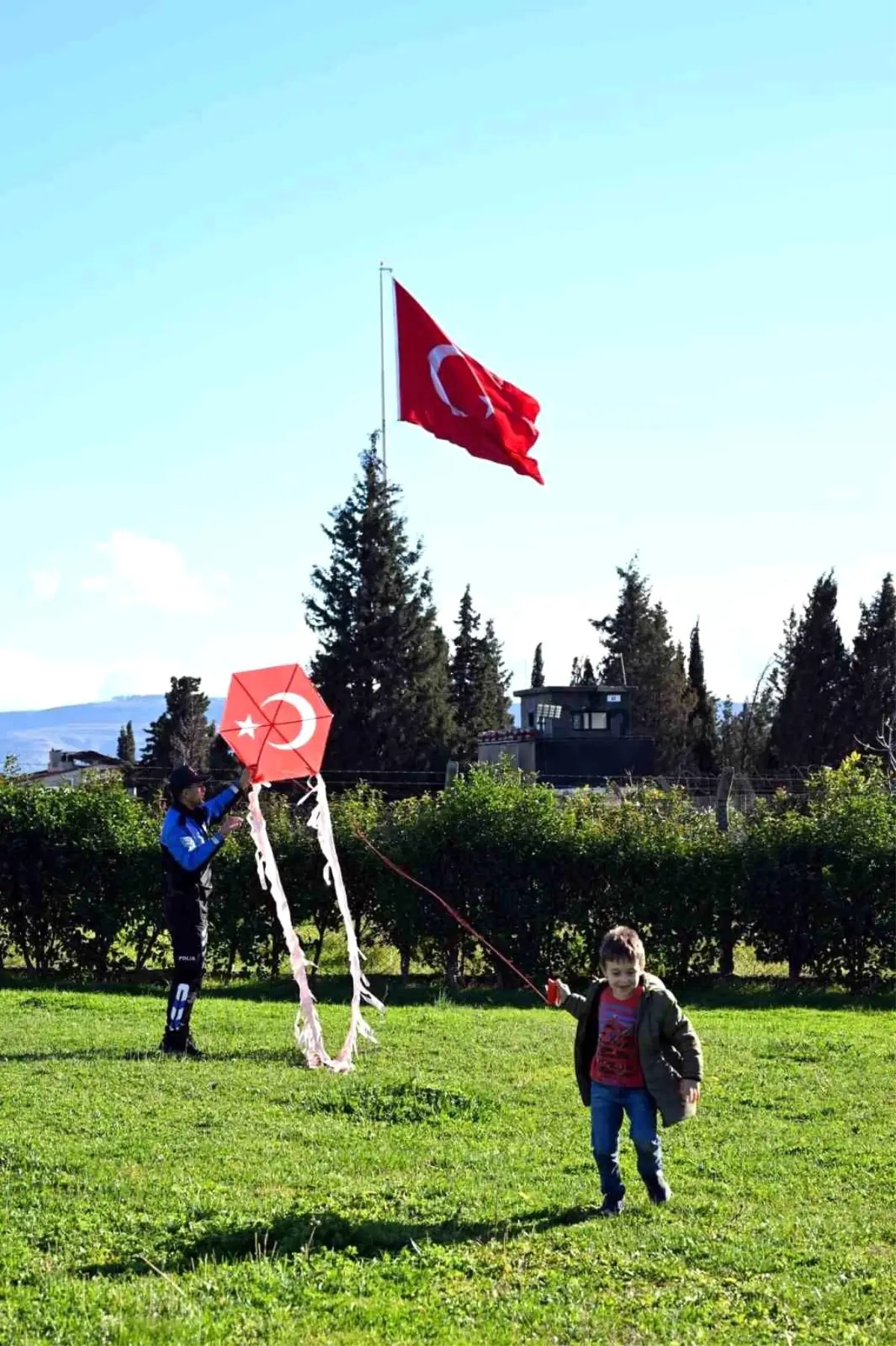 Emniyet ekipleri çocuklarla uçurtma festivalinde buluştu