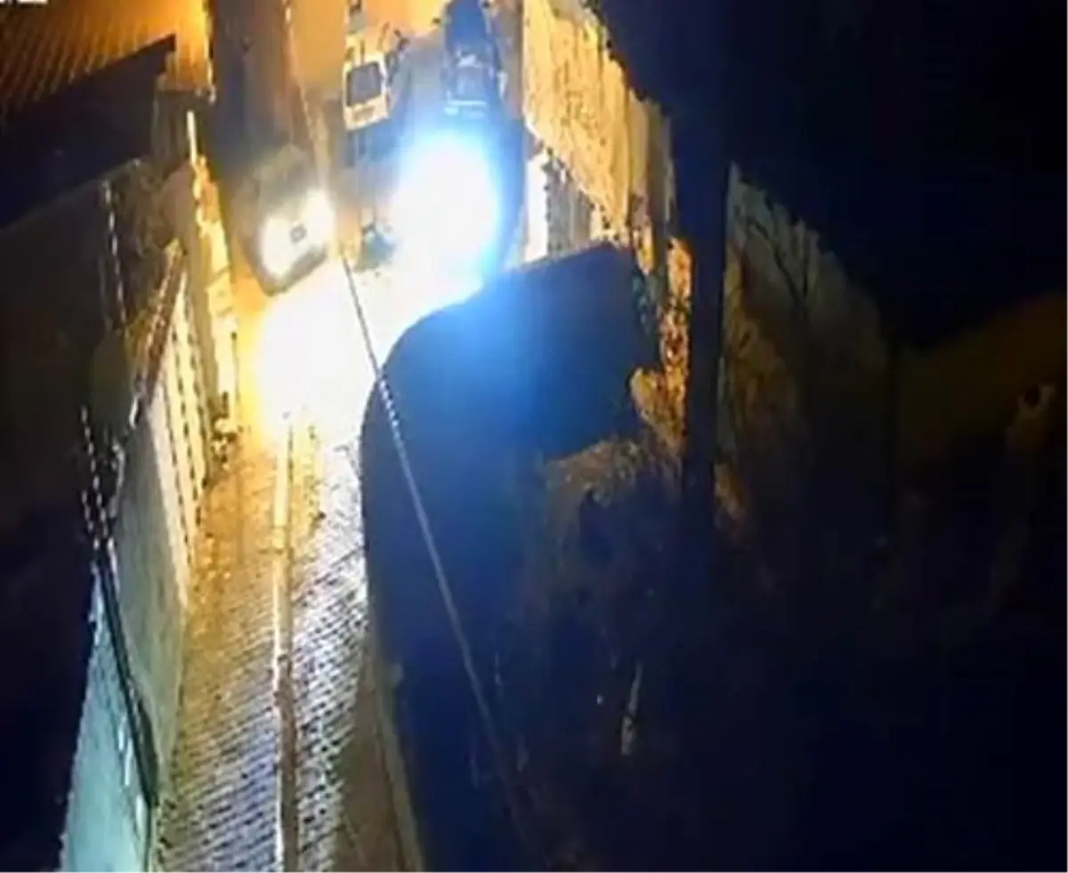 Husumetlisinin park halindeki aracına zarar verdi