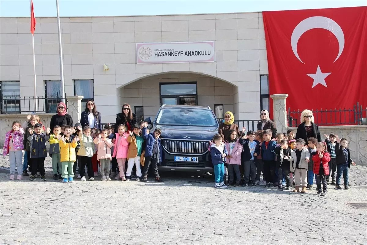 Hasankeyf'te "Yerli Malı Haftası'nda öğrencilere yerli otomobil Togg tanıtıldı