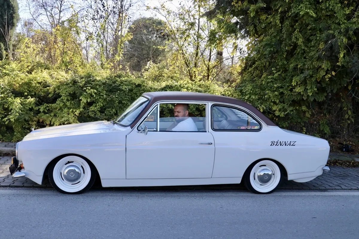 Çocukluğunda başlayan Anadol sevgisini, yol arkadaşı "Binnaz" ile yaşatıyor