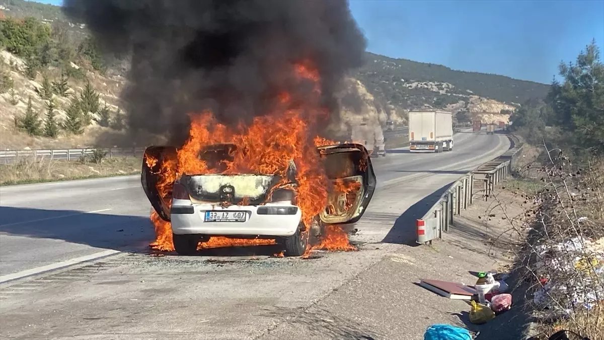 Adana'da seyir halindeki otomobilde çıkan yangın söndürüldü