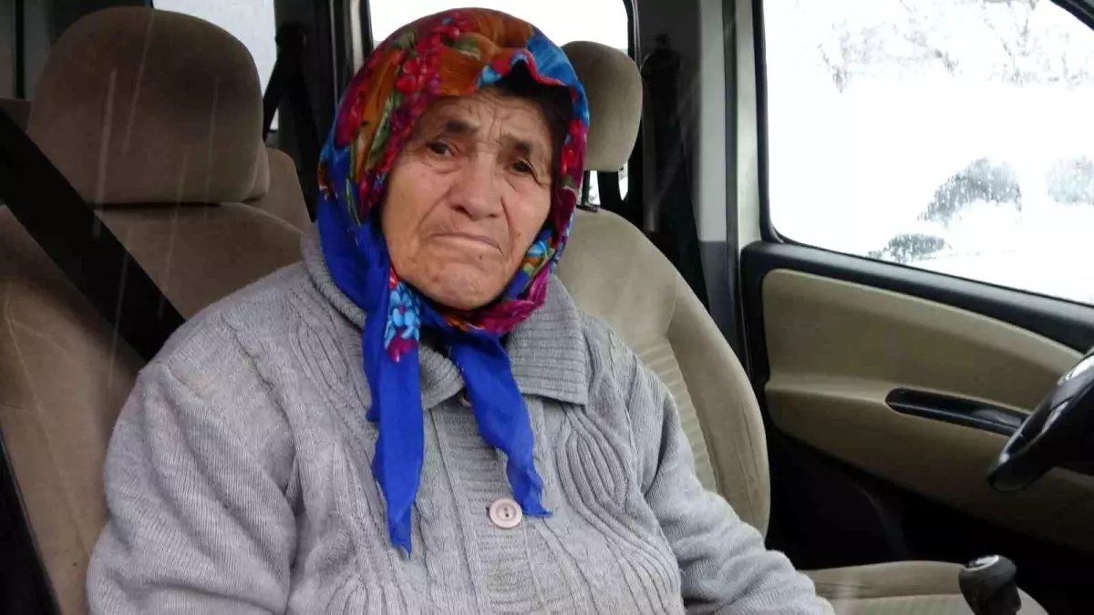 Kar sebebiyle yolu kapanan köydeki hasta, ekipleri seferber etti