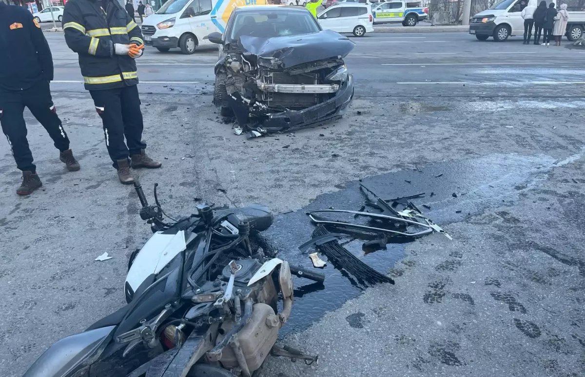 Bitlis'te otomobil ile çarpışan motosikletin sürücüsü yaralandı