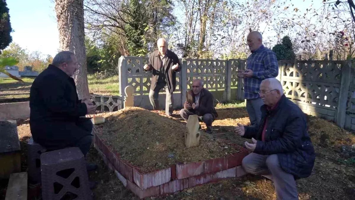 Köpeğin vefası: Sahibinin mezarından ayrılmayan köpek duygulandırdı