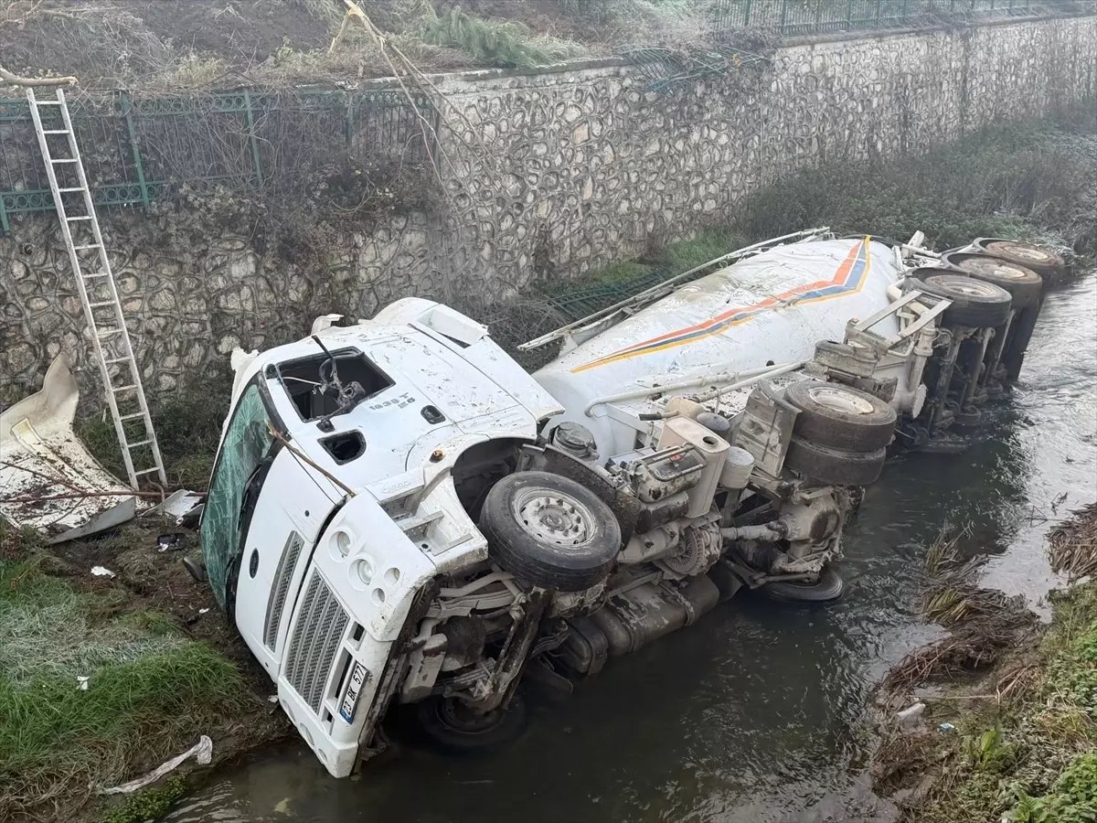 Düzce'de dereye devrilen çimento yüklü silobasın sürücüsü yaralandı