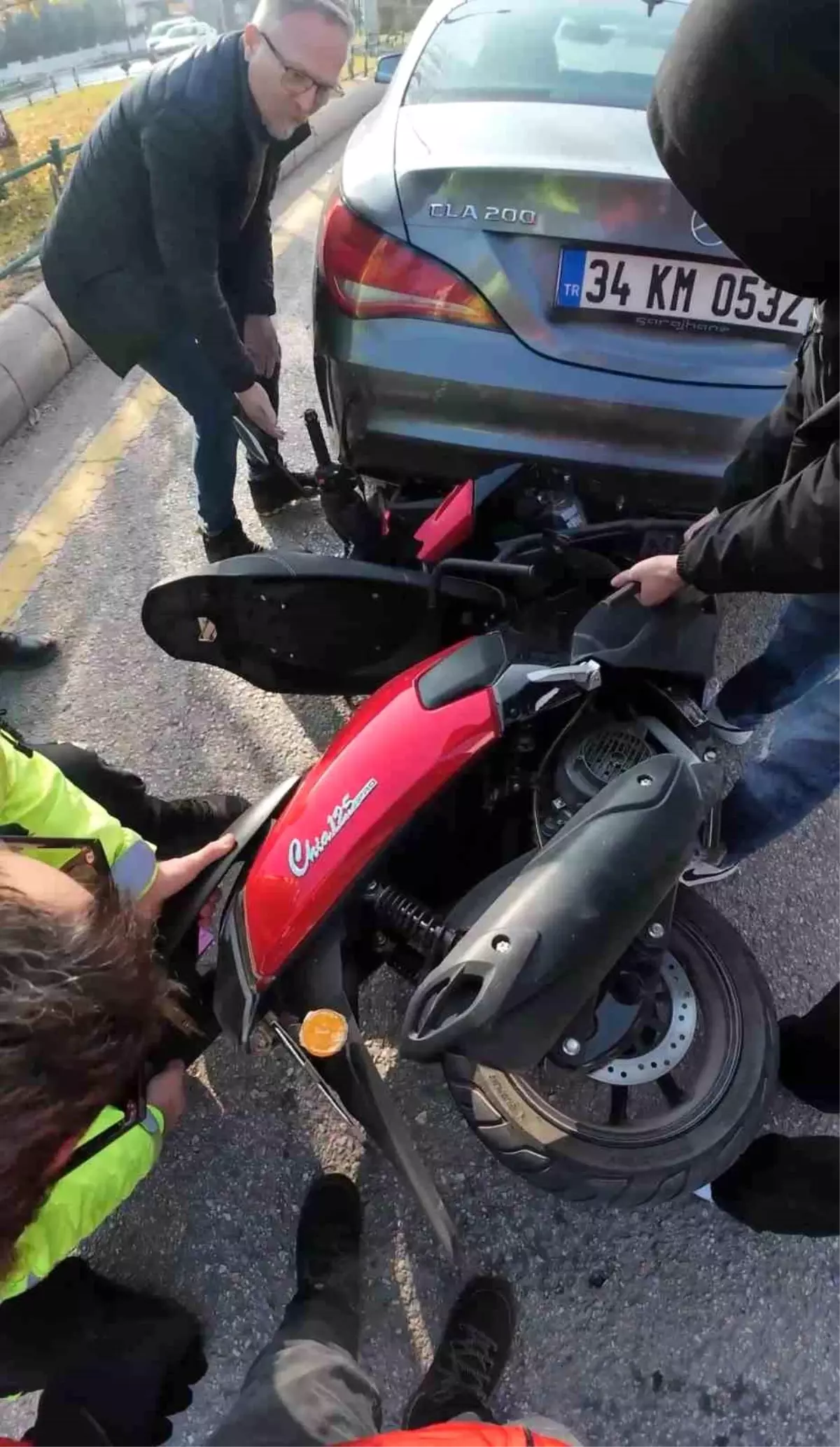 Aracın altında sıkışan motosiklet böyle çıkarıldı