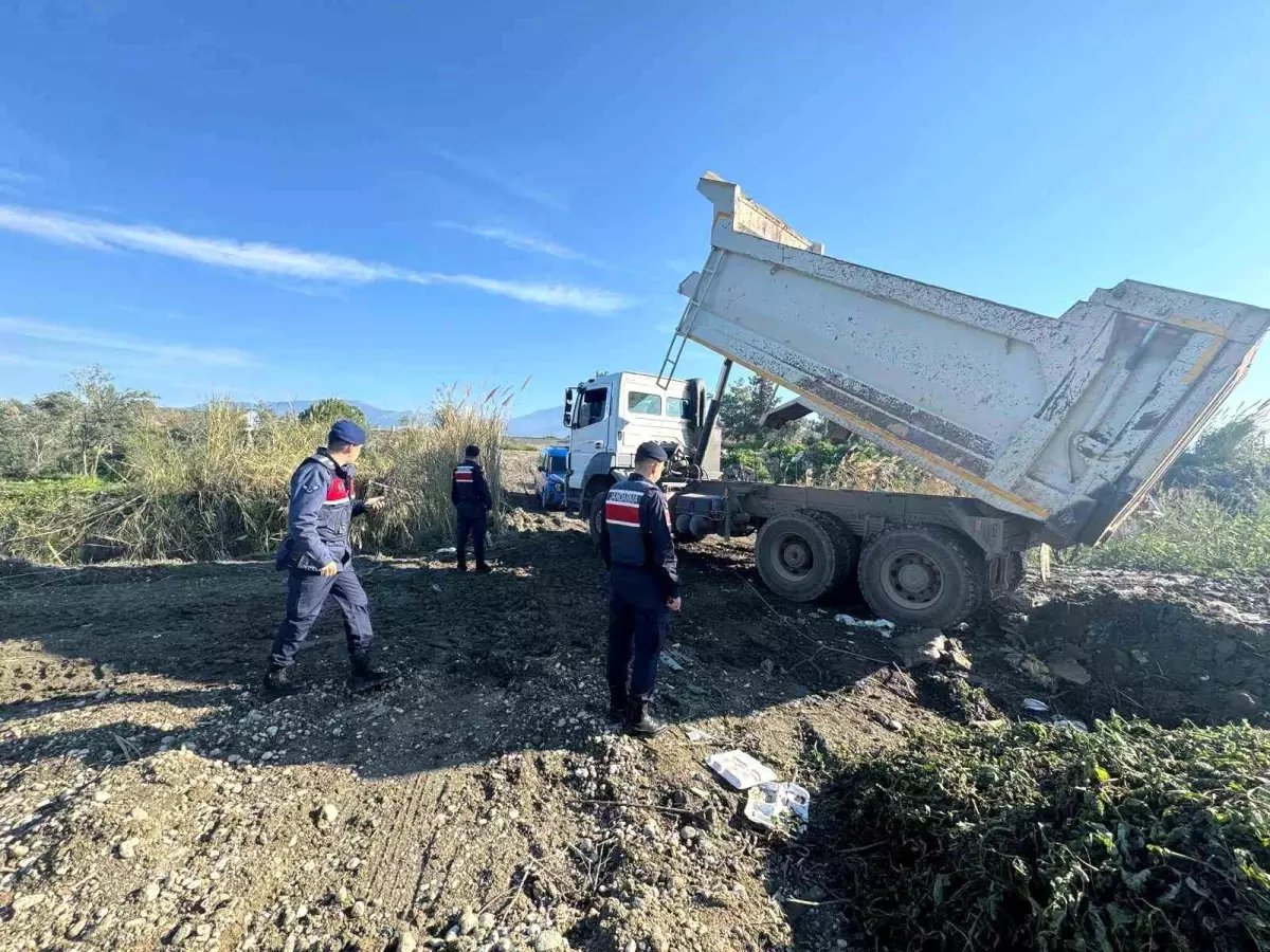Kaş'ta izinsiz kum alımına jandarma engeli