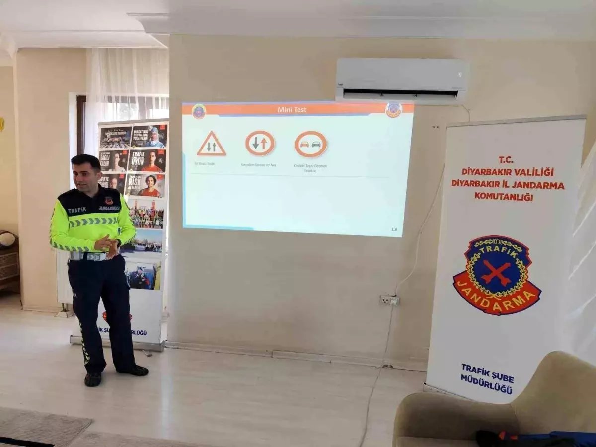 Diyarbakır'da trafik ekipleri emniyet kemeri takmanın önemini anlattı