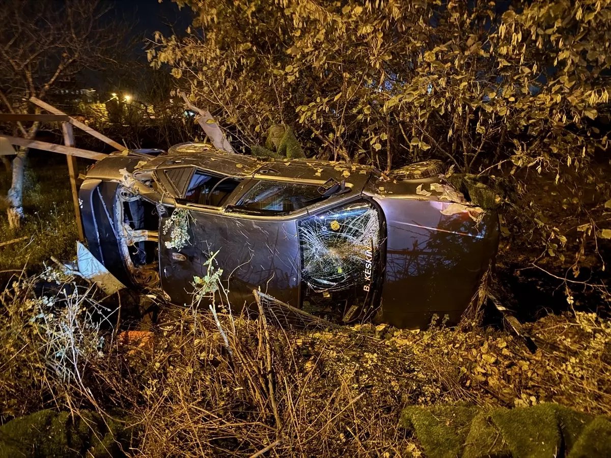 Sakarya'da hafif ticari araç ile otomobilin çarpıştığı kazada 4 kişi yaralandı