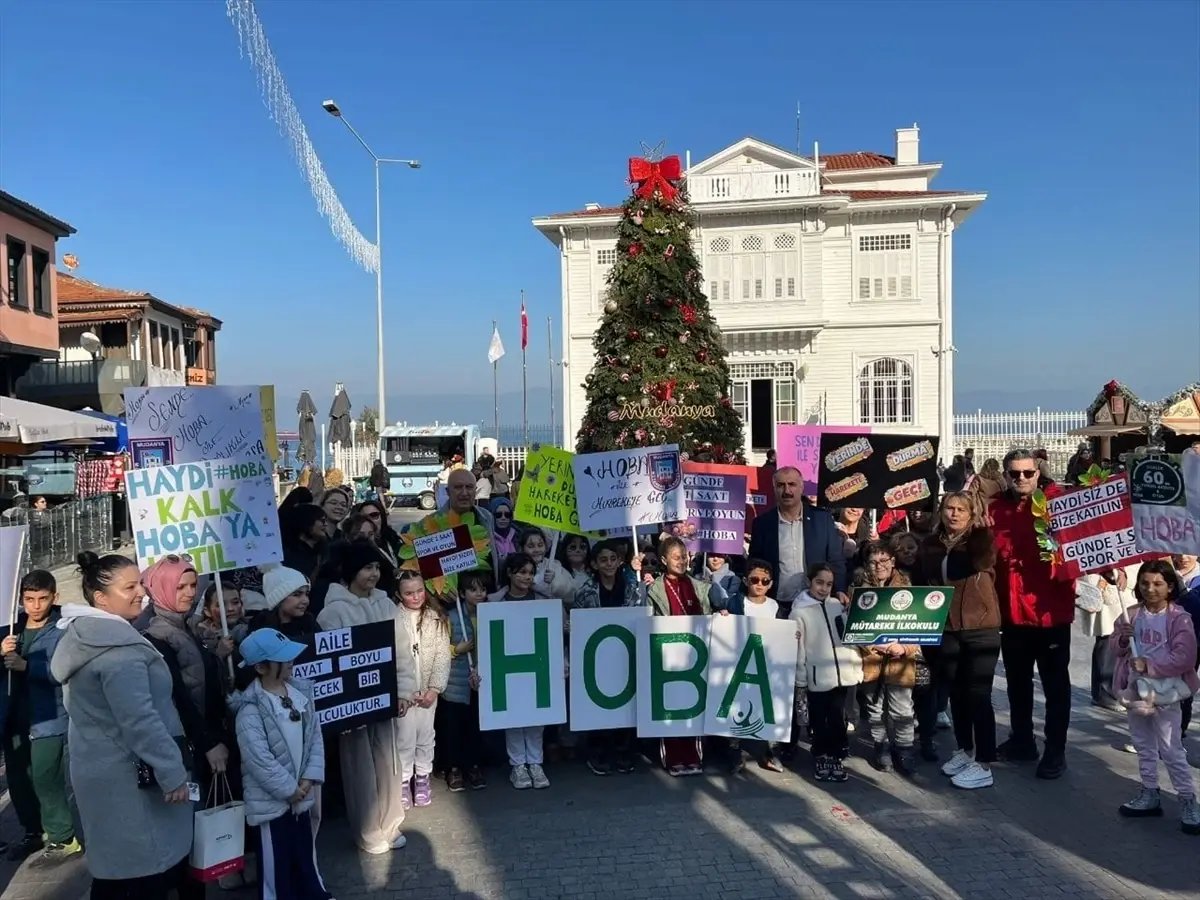 Mudanya'da öğrenciler, veliler ve öğretmenler sağlıklı yaşam için yürüdü