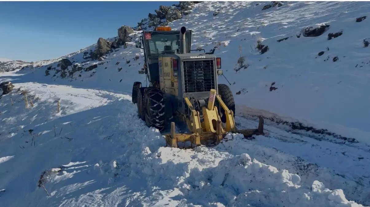 Greyder uçurumun kenarında güçlükle durabildi