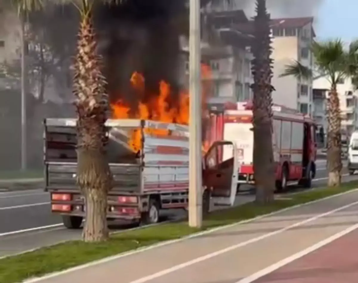 Hareket halindeyken motor kısmından alev alan kamyonet yandı