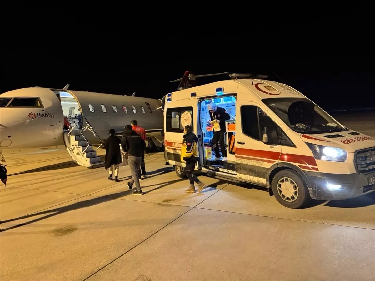 Ağrı'da rahatsızlanan bebek ambulans uçakla İstanbul'a nakledildi