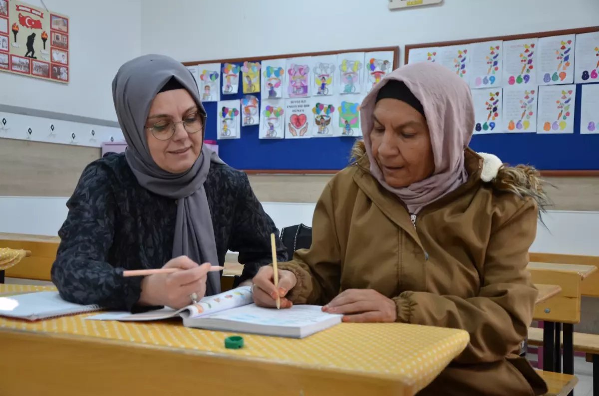 Torununa öğretebilmek için 64 yaşında okuma yazma kursunda
