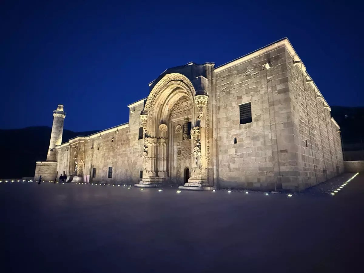 Taşa nakşedilen tarihi eserde 'ışık' şöleni